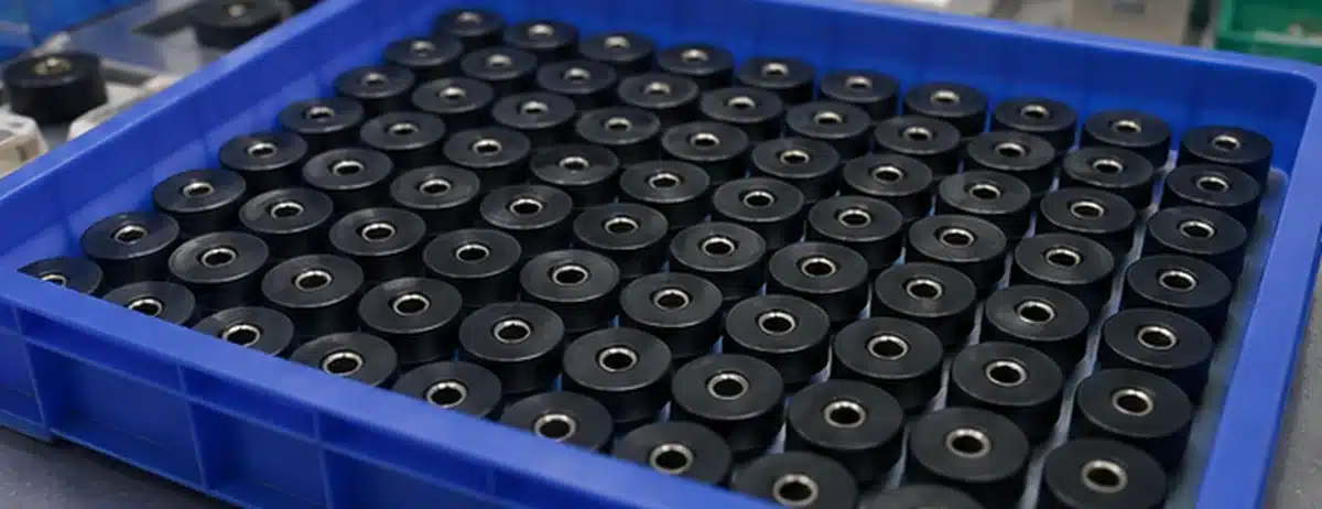 Beispielhaftes Konzept für die Chargenproduktion kunststoffbeschichteter Magnete